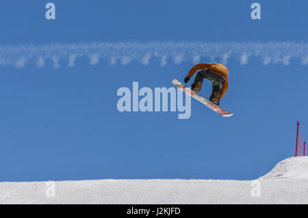 MADONNA DI CAMPIGLIO (TN), Italia, Aprile 8, 2017. Snowboarder godendo di Salta e corre sulla molla dell ultima neve. Foto Stock