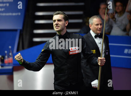 Mark Selby celebra la vittoria al suo semi final match contro Ding Junhui il giorno quindici del Betfred Snooker Campionati del mondo al Crucible Theatre, Sheffield. Foto Stock