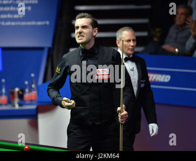 Mark Selby celebra la vittoria al suo semi final match contro Ding Junhui il giorno quindici del Betfred Snooker Campionati del mondo al Crucible Theatre, Sheffield. Foto Stock