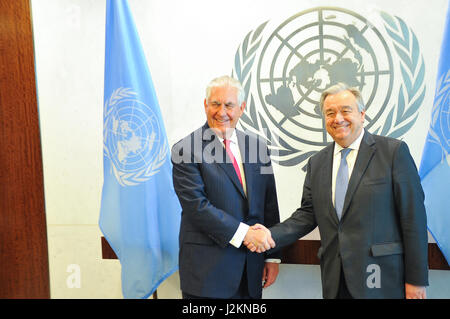 New York, Stati Uniti. 28 apr, 2017. Segretario generale Antonio Guterres ha incontrato con Rex W. Tillerson, Segretario di Stato, Stati Uniti d'America presso la sede delle Nazioni Unite a New York. Credito: Luiz Roberto Lima/Pacific Press/Alamy Live News Foto Stock