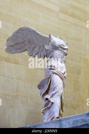 La Vittoria Alata di Samotracia o la Nike alata, al museo del Louvre di Parigi, Francia. La scultura della dea greca, Nike, risale al II secolo A.C. Foto Stock
