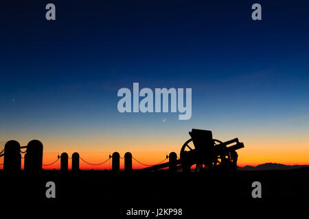 Silhouette di cannone al crepuscolo. Paesaggio notturno dalle Alpi italiane. Foto Stock