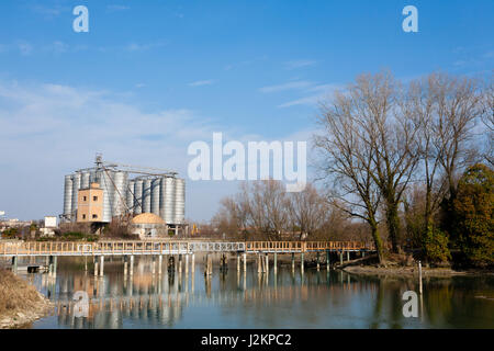 Archeologia industriale lungo il fiume Sile. Vecchia fabbrica abbandonata. Punto di riferimento italiano Foto Stock