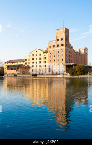 Archeologia industriale lungo il fiume Sile. Vecchia fabbrica abbandonata. Punto di riferimento italiano Foto Stock