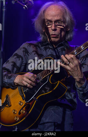 Steve Howe, chitarrista del progressive rock band sì al Bluesfest Byron Bay, Aprile 9, 2012. Howe messo su uno spettacolo impressionante. Foto Stock