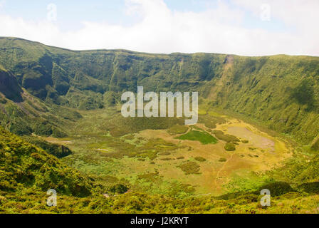 Vista nel cratere vulcanico, Calderia do Faial, isola di Faial, Azzorre Foto Stock