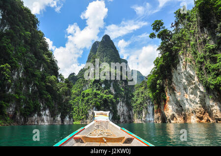 Enormi scogliere calcaree che sorge fuori del lago aperto a Khao Sok National Park, diga di Ratchaprapha Surat Thani Provincia, Thailandia. Foto Stock