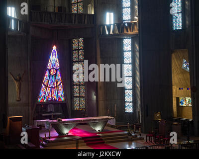 Il coro della chiesa di Notre Dame, la sua finestra nel triangolo (Claude Idoux), Royan, in Francia, in Europa. Foto Stock