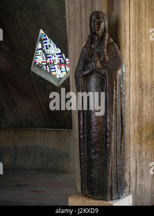 Statua dell Immacolata Concezione - "la Vergine Nera" (artista, Gaston Watkin), la chiesa di Notre Dame, Royan, in Francia, in Europa. Foto Stock