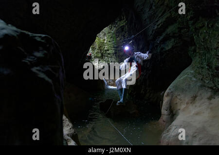 Esplorare il fiume Pazinčica dolina in Pazin Foto Stock