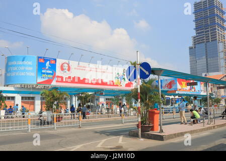 La gente in attesa per un autobus a Ben Thanh bus terminal in Ho Chi Minh City Vietnam. Foto Stock