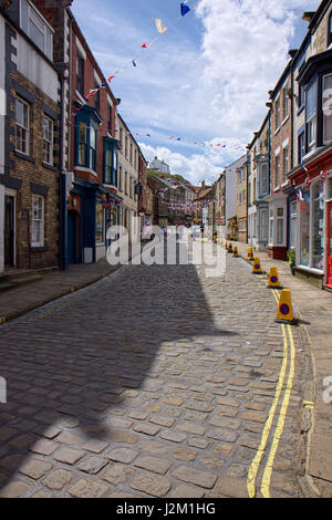 Scena di strada in Staithes Foto Stock