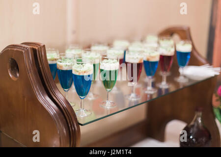 Bella linea di diversi cocktail colorati sulla ristorazione bouquet tabella servita per party Foto Stock