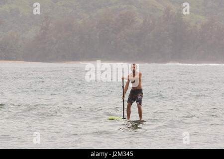 Stand Up Paddle boarding nella Baia di Hanalei, Kauai Foto Stock