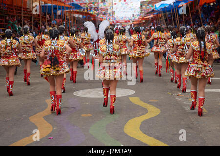 Diablada ballerini in costumi ornati parata attraverso la città mineraria di Oruro sull'altipiano della Bolivia durante il carnevale annuale. Foto Stock