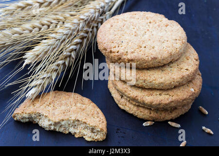 Fresca cookie integrale e di frumento su sfondo scuro Foto Stock