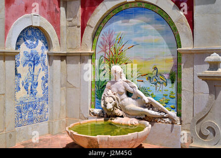 Il Portogallo, Algarve: mitologica figura con piastrelle romantica al parco del Palazzo Estói Foto Stock
