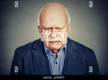 Triste lonely uomo anziano sentirsi soli Foto Stock