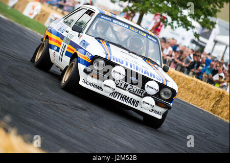 Lyndhurst Park Farm, Overton, Basingstoke, Hampshire, Regno Unito. Il 27 agosto 2016. 1977 Ford Escort RS 1800 sulla hill climb via a Radio 2 show breakfast DJ Chris Evans' auto Sud Fest 2016 - Car, cibo, Famiglia e Festival di musica per bambini della BBC nel bisogno. © sarà Bailey / Alamy Foto Stock