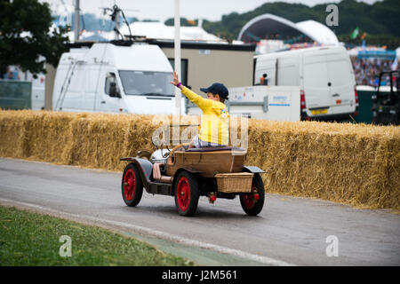 Lyndhurst Park Farm, Overton, Basingstoke, Hampshire, Regno Unito. Il 27 agosto 2016. Chris Evans figlio sulla hill climb via a Radio 2 show breakfast DJ Chris Evans' auto Sud Fest 2016 - Car, cibo, Famiglia e Festival di musica per bambini della BBC nel bisogno. © sarà Bailey / Alamy Foto Stock