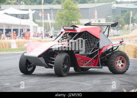 Lyndhurst Park Farm, Overton, Basingstoke, Hampshire, Regno Unito. Il 28 agosto 2016. Rage Comet buggy sulla hill climb via a Radio 2 show breakfast DJ Chris Evans' auto Sud Fest 2016 - Car, cibo, Famiglia e Festival di musica per bambini della BBC nel bisogno. © sarà Bailey / Alamy Foto Stock