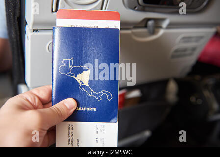 Close-up di passaporto con biglietto aereo sul piano sfondo sedia Foto Stock