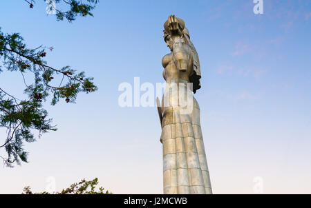 Tbilisi, Georgia - 27 Settembre 2016: Statua di Madre Georgia, Kartlis Deda sulla sommità della collina Sololaki al tramonto. Tbilisi, Georgia Foto Stock