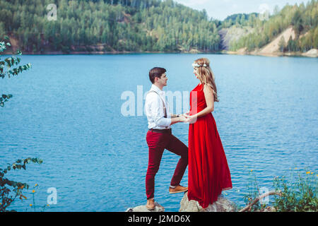 Coppia giovane baciare e gioisce al lago. Foto Stock