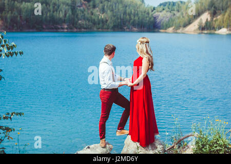 Coppia giovane baciare e gioisce al lago. Foto Stock