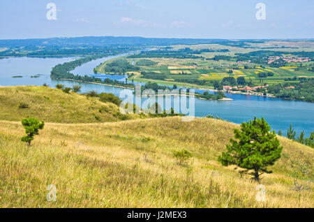 Il panorama e il paesaggio vicino al fiume Danubio in Serbia Foto Stock
