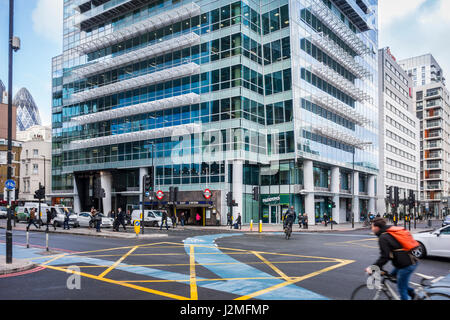 Nodo stradale di Londra al di fuori la stazione Aldgate East, la metropolitana di Londra Foto Stock