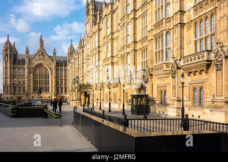 Bitte di sicurezza o un anello di protezione in acciaio al di fuori del Palazzo di Westminster (Casa del Parlamento, la House of Lords) Westminster, Londra, Regno Unito Foto Stock