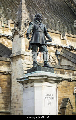 Oliver Cromwell statua fuori casa del Parlamento, il Palazzo di Westminster, Londra, Regno Unito Foto Stock