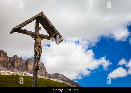 A 100 anni Crocifisso in legno, tipico della regione Dolomity nel nord-est d'Italia Foto Stock