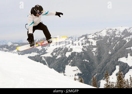 Snowboarder jumping Foto Stock