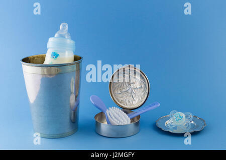 Baby boy lussuosa collezione di elementi isolati su fondo azzurro Foto Stock