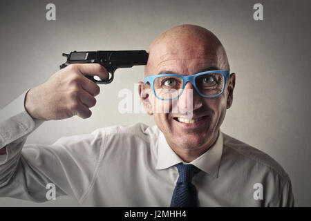 Imprenditore tenendo la pistola alla sua testa Foto Stock