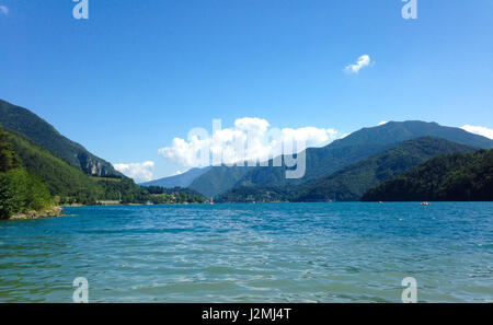 Il lago di Ledro in un bel giorno di estate in Italia Foto Stock