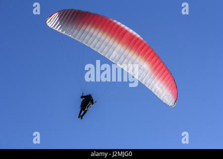 Parapendio vola nel cielo blu come sfondo Foto Stock