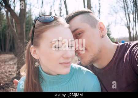 Coppia attraente facendo selfie all'aperto concetto di amore Foto Stock