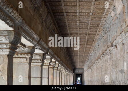 Antico colonnato di pietra in Angkor Wat rovine, Cambogia Foto Stock