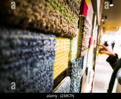 Colorata del tappeto sul muro per lo sfondo Foto Stock