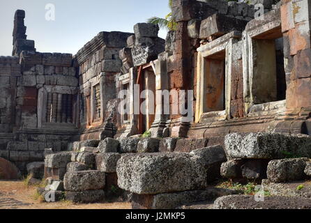 Pietre antiche rovine di templi a Phnom di propriet intellettuale culto Indù luogo di Shiva e Vishnu, Takeo, Cambogia Foto Stock