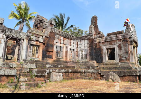 Antico del XI secolo in pietra indù i resti di un tempio a Phnom di propriet intellettuale, Takeo, Cambogia Foto Stock