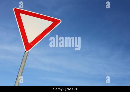 Il tedesco cartello stradale: dare modo Foto Stock