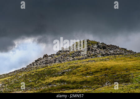 Nuvole basse e scure su Sharpitor su Dartmoor, Devon Regno Unito Foto Stock