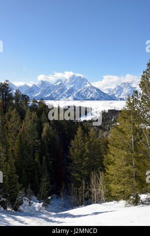 Snake River si affacciano alla coperta di neve Teton Range e su Snake River Valley in una bella giornata invernale, Grand Teton NP, Wyoming negli Stati Uniti. Foto Stock