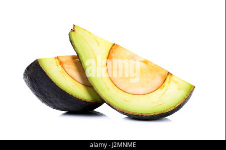 Fetta di avocado nero isolato su sfondo bianco. Foto Stock