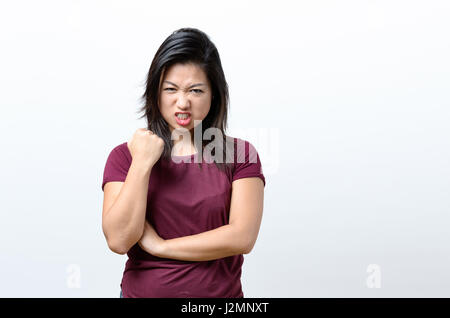 Donna arrabbiata e determinata che scuote il pugno al suo computer