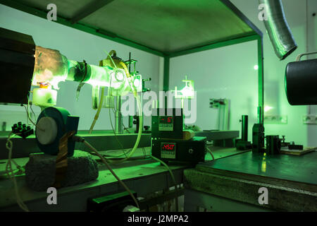 Potente verde industriali apparecchiature laser in un laboratorio di ricerca in fisica. Fisica dello stato solido lab. Amplificazione di luce mediante emissione stimolata di Foto Stock